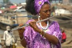 Nathalie Bahati spielt Flöte