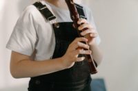 Kind spielt Flöte