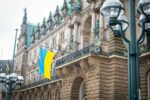 Flagge der Ukraine am Rathaus Hamburg
