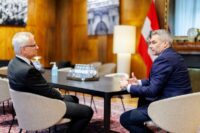 Bundeskanzler Karl Nehammer (r.) und Erich Arthold, Vorstand der Wiener Sängerknaben
