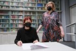 Ulrike Baur-Hug (l.) übergibt Teilnachlass
