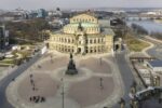 Semperoper Dresden mit Theaterplatz