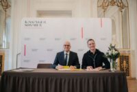 Oberbürgermeister Dirk Vogel (l.) und Intendant Alexander Steinbeis