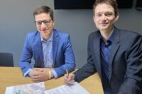 Vertragsunterzeichnung Felix Mildenberger (re.)